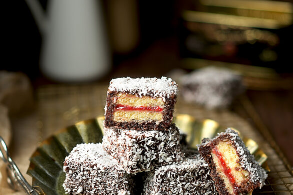 Lamingtons Kuchenwürfel gefüllt mit Konfitüre, in Schokoglasur getaucht und in Kokosflocken gewälzt