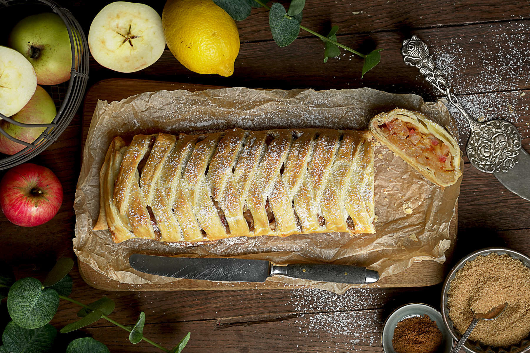 Apfelstrudel aus Blätterteig. Schön angerichtet auf einem Brett und angeschnitten.