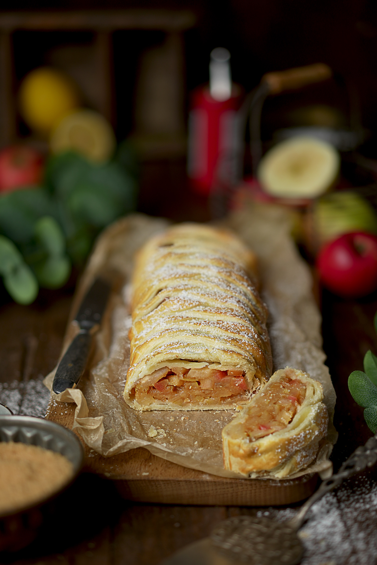 Schneller Apfelstrudel aus Blätterteig. Angerichtet auf einem Brett. Aufgeschnitten