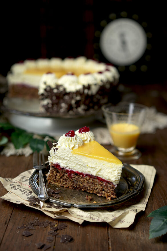 Eierlikörtorte Stück mit Nssboden Schlagsahne und Preiselbeeren
