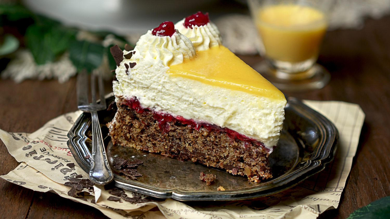 Eierlikörtorte mit Preiselbeeren, Schlagsahne und Schokoraspel