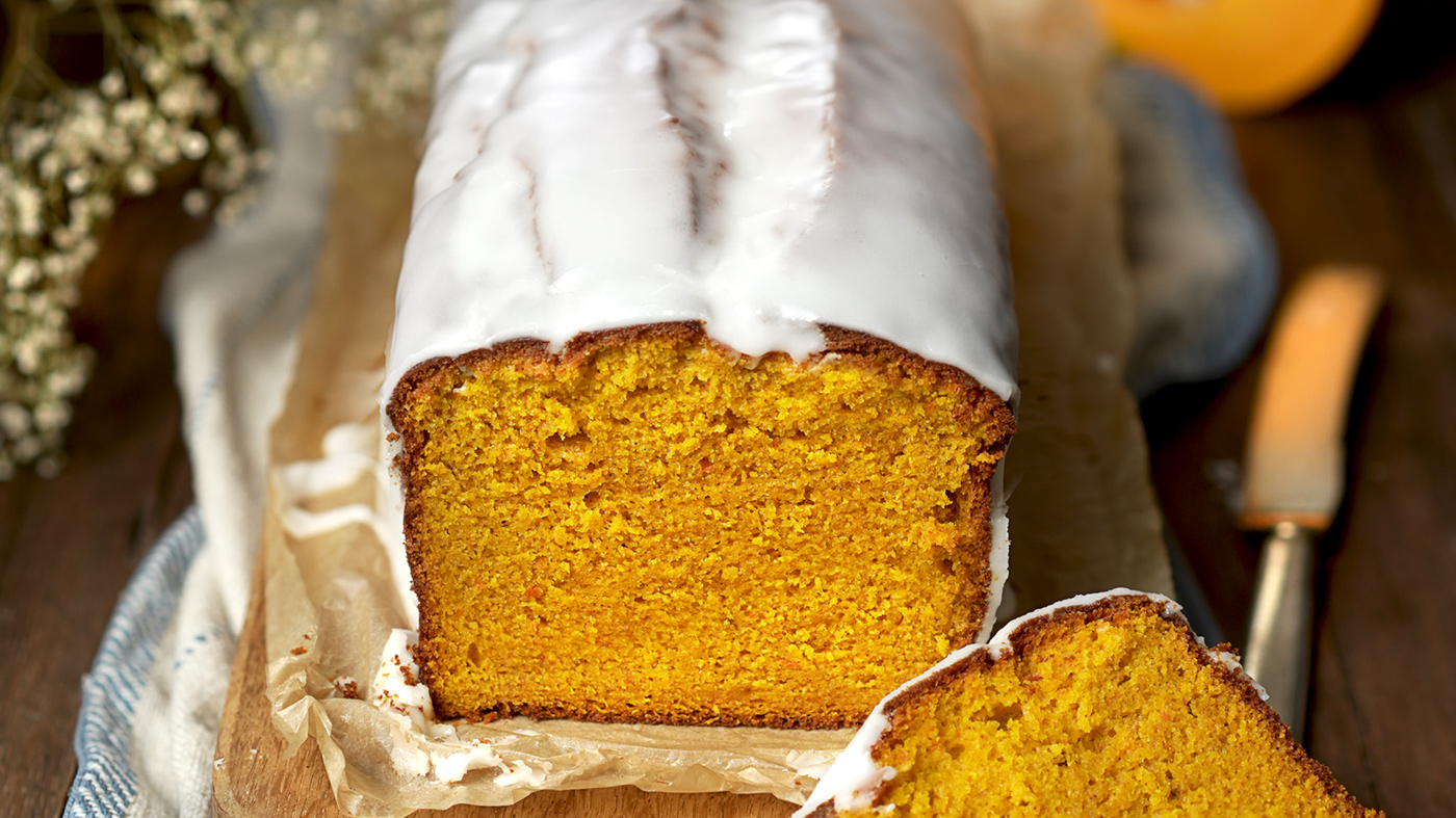 Kürbiskastenkuchen - spice latte angeschnitten mit Puderzuckerglasur