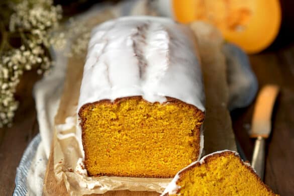 Kürbiskastenkuchen angeschnitten mit Zuckerguss