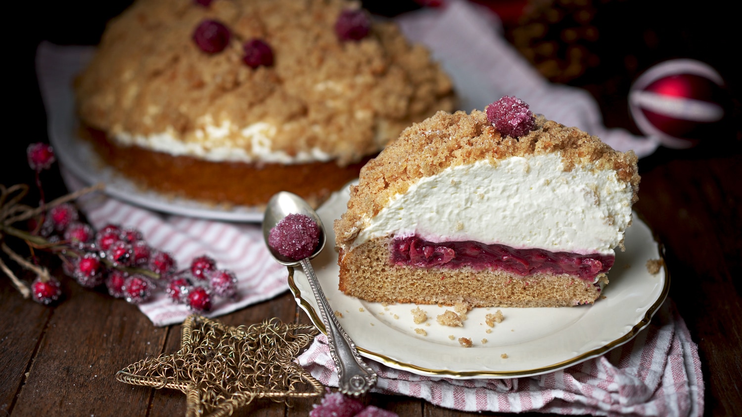 Spekulatius-Maulwurfkuchen mit Gewürzkirschen, lockerer Quark-Sahne und würzigem Kuchenboden im Anschnitt