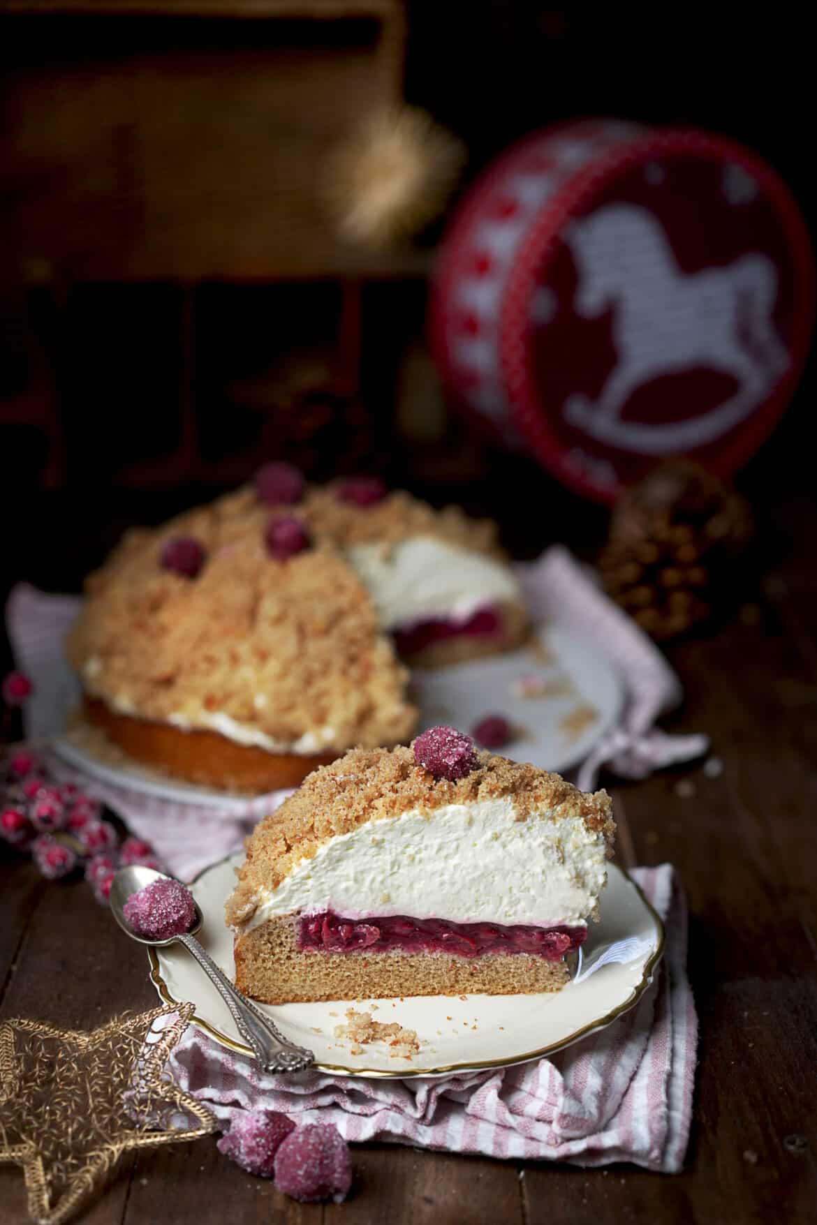 Spekulatius-Maulwurfkuchen mit Gewürzkirschen und einer Kuppel aus Quark-Sahne und Kuchenkrümeln